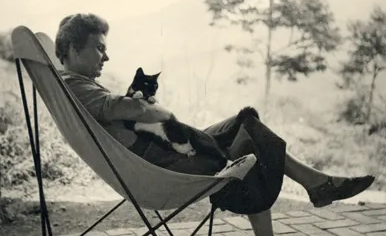 photo of elizabeth bishop with black and white cat
